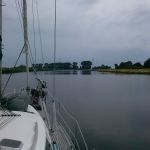Het laatste stuk Westerwoldse Aa loopt pal noord. Links Nederland, rechts Duitsland