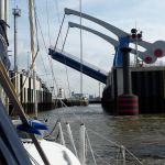 De Nesserslanderluis in Emden ligt open en de brug gaat omhoog.