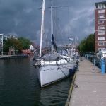 Dulce afgemeerd tegenover de Altstad van Emden, in de Ratsdelft.