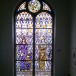 Glas-in-loodraam van Lou Asperslagh in het trappenhuis van het Gronings Universiteitsmuseum,