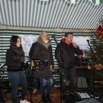 Kerstmarkt. Nikita, Barbara, Michel en Jordin (rechts met gitaar) treden op met kerstsongs.