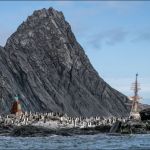 Elephanteiland. Point Wild vol pinguins met links de buste van Louis Pardo en rechts Bark Europa.