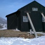 Twee balken stutten de hut van de Nordenskjöld-expeditie op Snowhill-eiland.