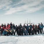 Foto op de ijsplaat met Bark Europa als achtergrond.Ik sta 6e van links achterste rij (foto:Richard)