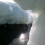 Snel smeltende ijsblokken op het strand van Pastorizo Bay, Vega eiland