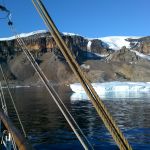 De wand van de platte vulkaan Brown Bluff op het vasteland van Antarctica.