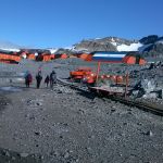 Esperanza Bay. Bewoners en pinguïns. Rechtsboven het kerkhof.