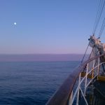 Drake Passage. Zonsopgang, de maan in het noorden en geen wind.