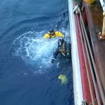 MOB-oefening. De drenkeling (in het zwart) wordt uit het water getakeld.