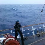 Drake Passage. Vastgeklikt op het voordek uitkijk met Laurence uit Luxemburg.