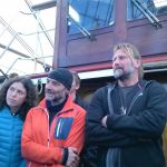 Ushuaia. Voor de laatste maal spreekt de schipper ons toe. Vlnr. Maria, Jordi en schipper Eric.
