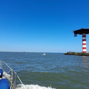 De noorderpier van Hoek van Holland. Hier slaan we af naar stuurboord.