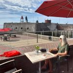 Vlissingen. Ochtendkoffie bij Brasserie Evertsen boven de haven.