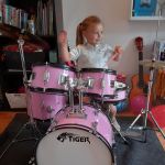 Lina-Mae op haar drumstel.