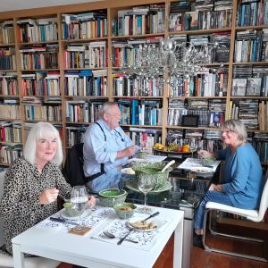 22 oktober 2020. Lunch (erwtensoep) op corona-afstand met Paul & Tine.