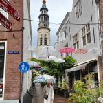 Middelburg. Het steegje naar het Koorkerkhof met de De Lange Jan op de achtergrond.