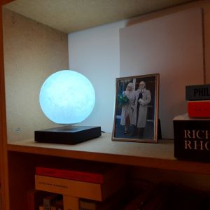 18 november 2020. Mijn nieuwe gadget: een zwevende maanlamp.