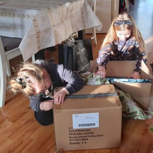 1e Kerstdag 2020. Lina-Mae en Vajèn pakken hun cadeautjes uit.