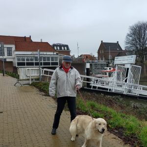 7 januari 2021 op Buiten de Waterpoort. Het valt niet mee om Dex in bedwang te houden.