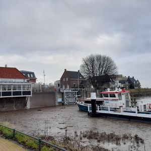 5 februari 2021. Het water staat hoog tegen de sluis..