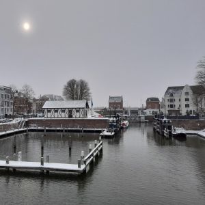 8 februari 2021. Bleke zon boven een winterse Lingehaven.