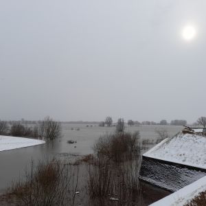 8 februari 2021. De Merwede staat tot onder de stadswallen.