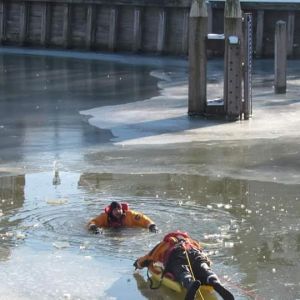 13 februari 2021. De brandweer oefent op het ijs van de Lingehaven.