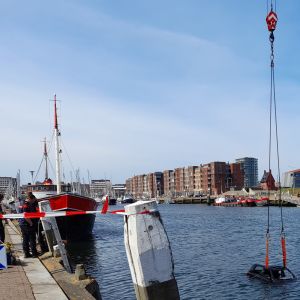 15 juni 2021. 2e Haven Scheveningen. De brandweer hijst een auto uit het water. Er zit niemand in.