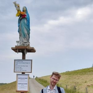 Bas bij het Mariabeeld op de weg over de Prins Hendrikzanddijk. Een ludieke actie?