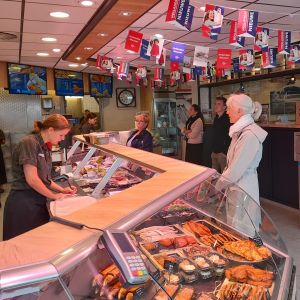 15 juli 2021. Anna bestelt kibbeling bij de visboer in Oudeschild.