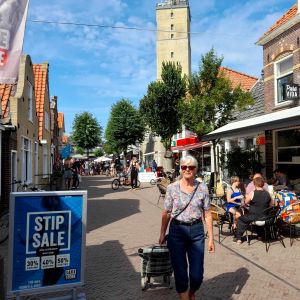 Terschelling. Boodschappen doen in West. Brandaris op de achtergrond.