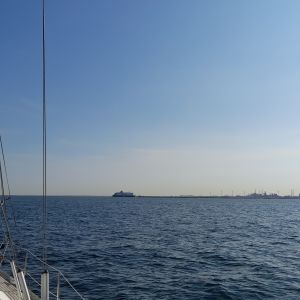 16 juni 2021. Bij de invaart van IJmuiden. De hoogovens. Een ferry loopt juist binnen.