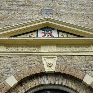 Hindeloopen. tekst boven de toegangsdeur van de Grote Kerk.