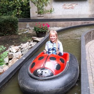 Vajèn in de waterbaan van Sprookjeswonderland.