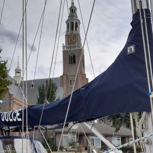 Onze ligplaats onder de kerk.