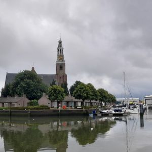 Het Schanseiland in Maassluis met de Groote Kerk en rechts onze Dulce.