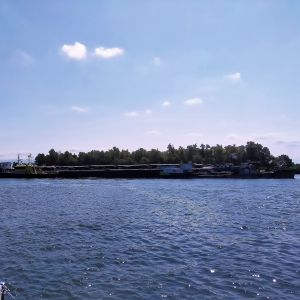 Aanvaring op de Oude Maas. Tanker Ursula Valentin ligt met de boeg aan de grond.