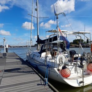 Dordrecht. Aan de wachtsteiger in het Mallegat, op de opening van de verkeersbruggen (achtergrond).