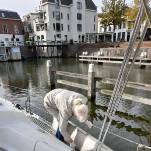 17 oktober 2021. Het teakdek gaat in de Boracol.