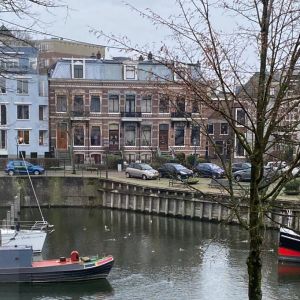 15- 01-2022. De visclub had honderden visjes uitgezet. Het wemelt van de futen (foto: Emmy van Ingen