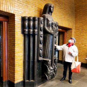 Beeldengroep van arduin in de hal van het oude hoofdpostkantoor in Utrecht.