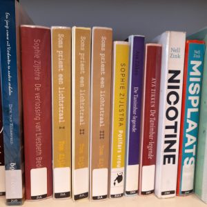 Mijn Lucas-trilogie op een plank in de Centrale Bibliotheek in Utrecht.