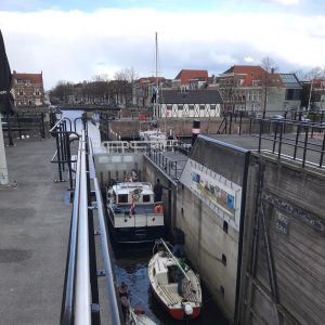 1 april 2022. De sluis en de Lingehaven zijn weer open. De eerste passanten.