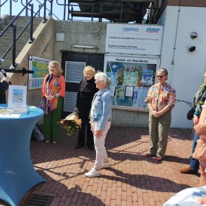 13 mei 2023. Vlnr. ikzelf, de burgemeester, Liesbet K, winnares Corrie B, Marleen en rechts Suzan.