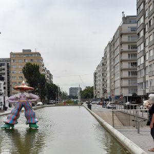 Oostende. Beeld zonder naam aan het begin van de Leopold 2-laan.