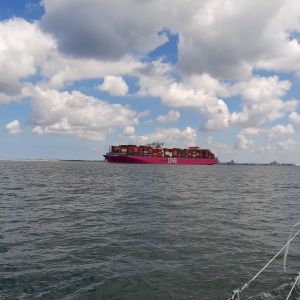 Containerschip 'One Swan' op tegenkoers in de vaargeul op de Wielingen..