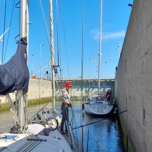 In de Roompotsluis, voor de brug.