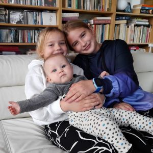 15 oktober 2022. Lina-Mae en Vajèn met baby Zaila op schoot.