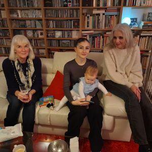 Vlnt. Anna, Esri met Zaila op schoot, en Barbara, Vier generaties vrouwen.