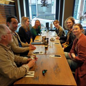 Vlnr: Tom, Jason, Floor, Lisa, Thijs, Bas en Lois. Helemaal rechts Jeffrey.